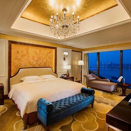 Hilton Wuhan Yangtze Riverside Exterior foto