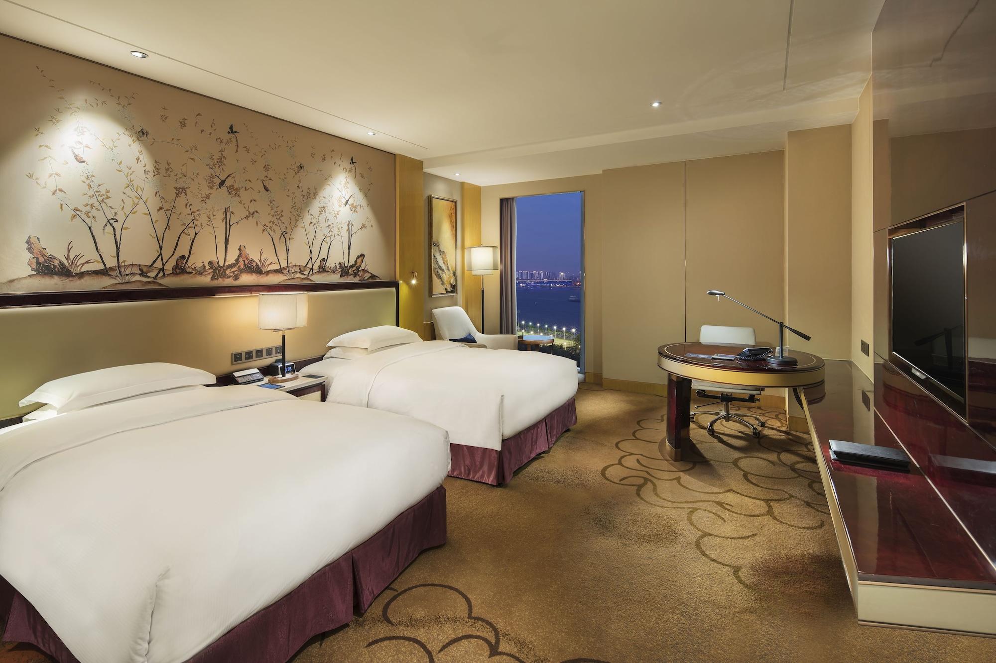 Hilton Wuhan Yangtze Riverside Exterior foto