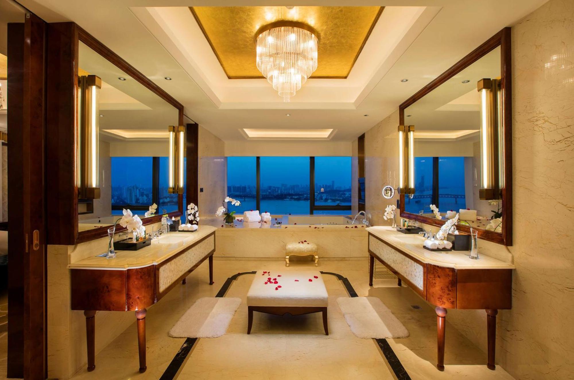 Hilton Wuhan Yangtze Riverside Exterior foto