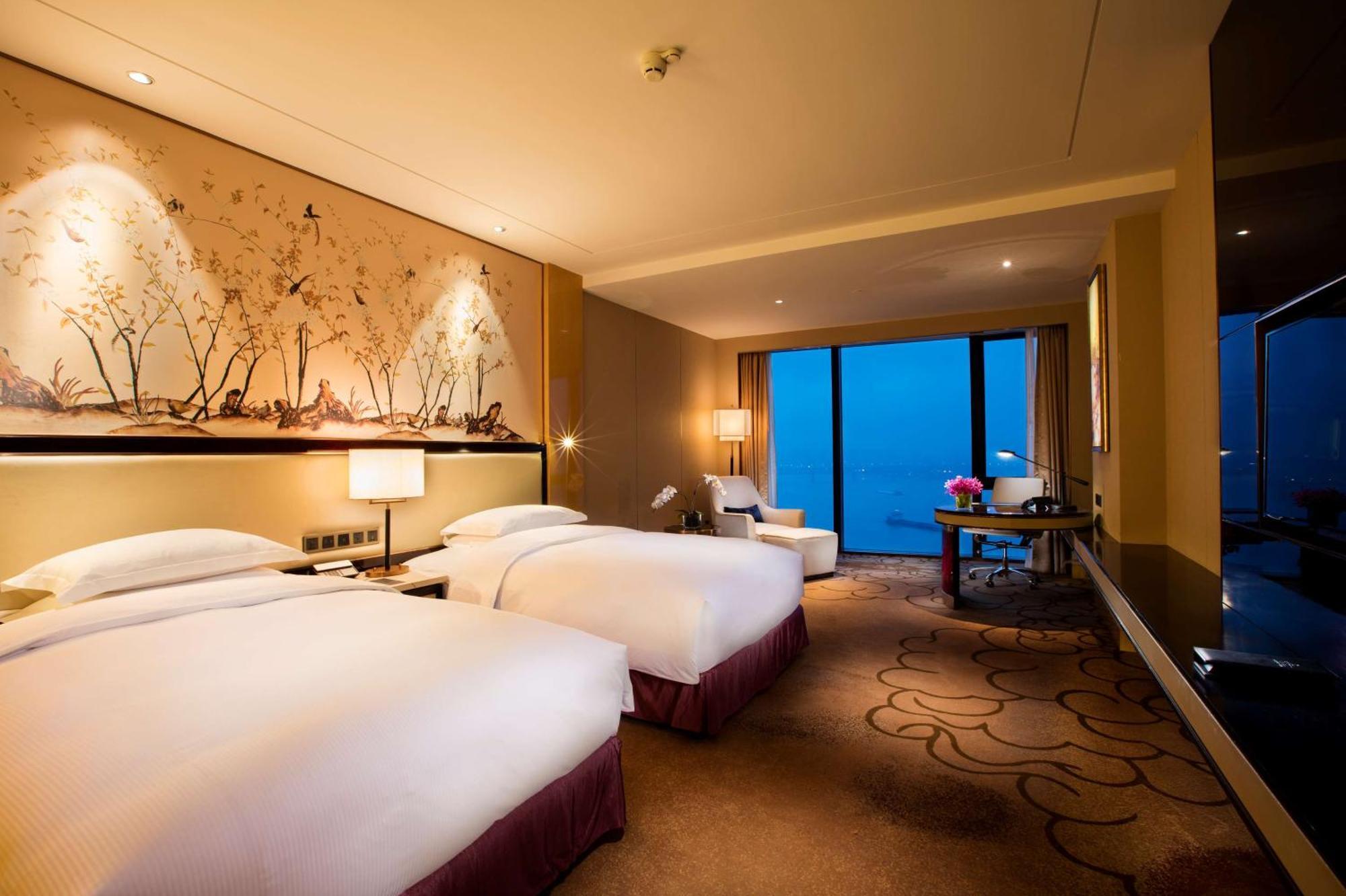 Hilton Wuhan Yangtze Riverside Exterior foto