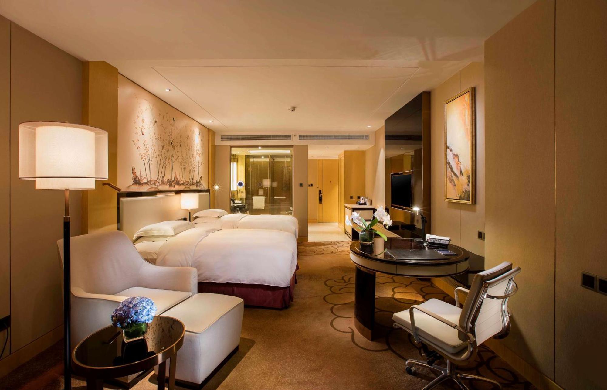 Hilton Wuhan Yangtze Riverside Exterior foto