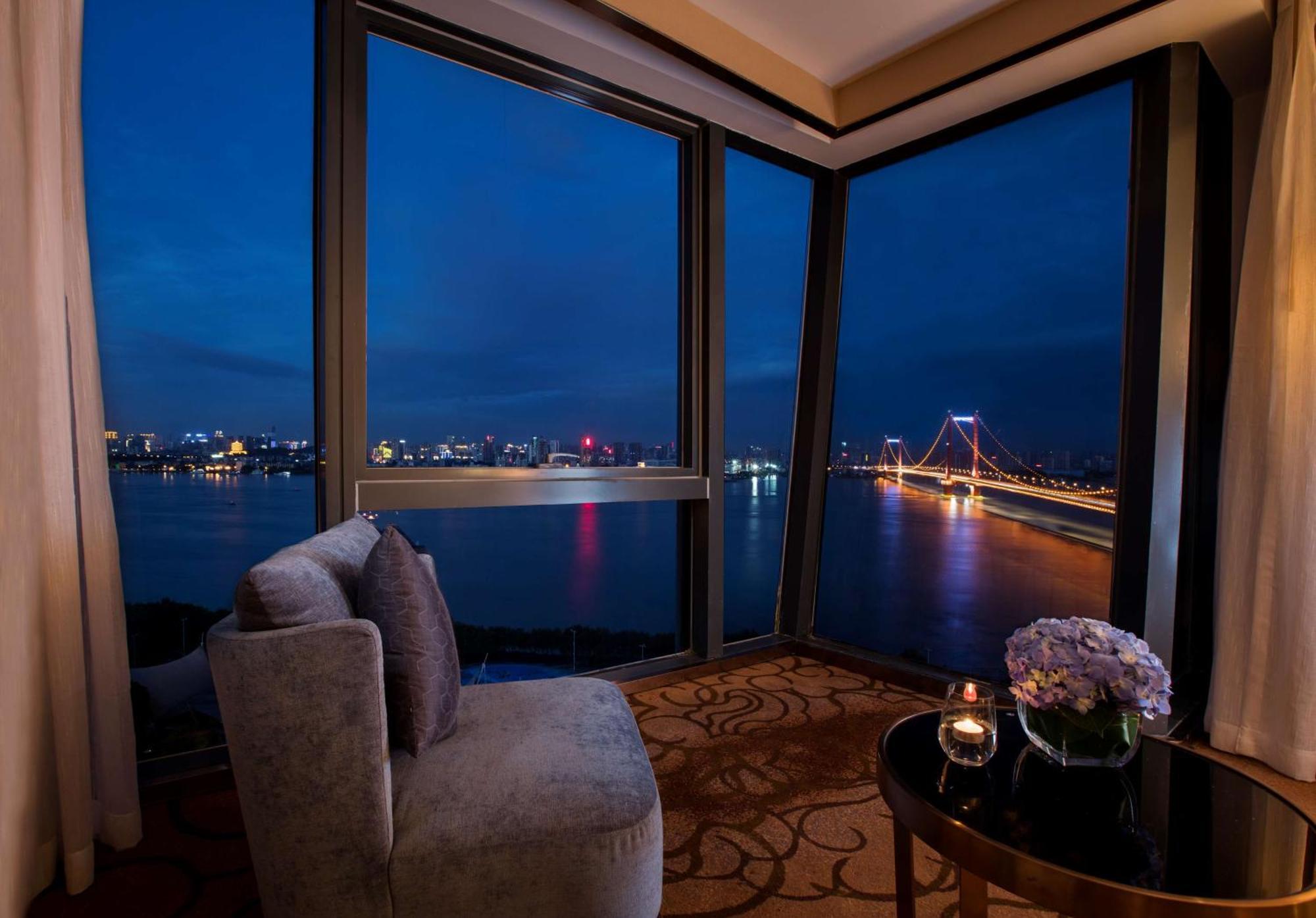 Hilton Wuhan Yangtze Riverside Exterior foto
