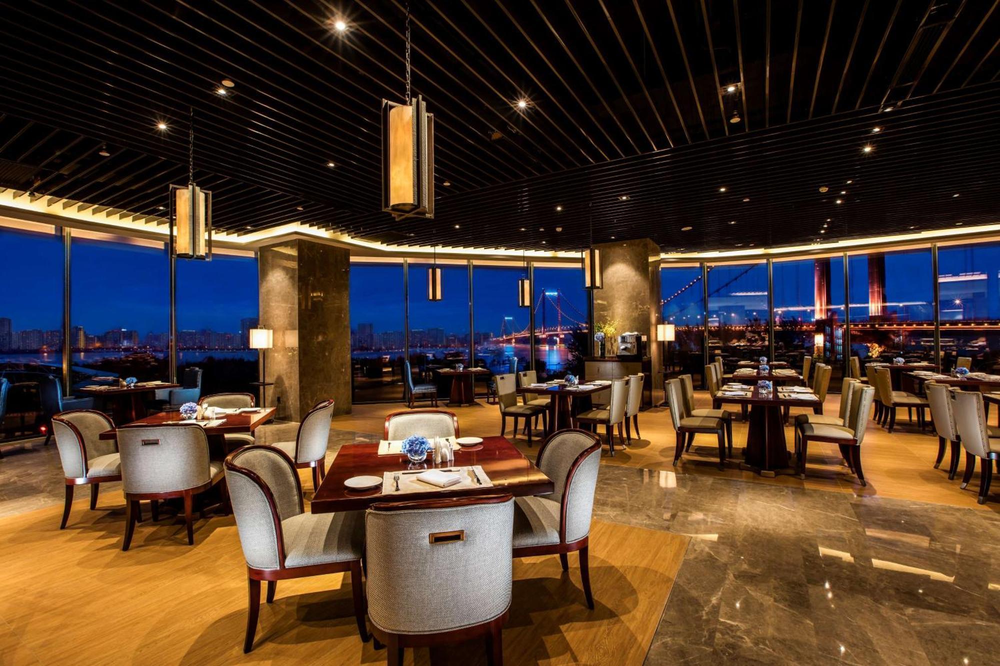 Hilton Wuhan Yangtze Riverside Exterior foto