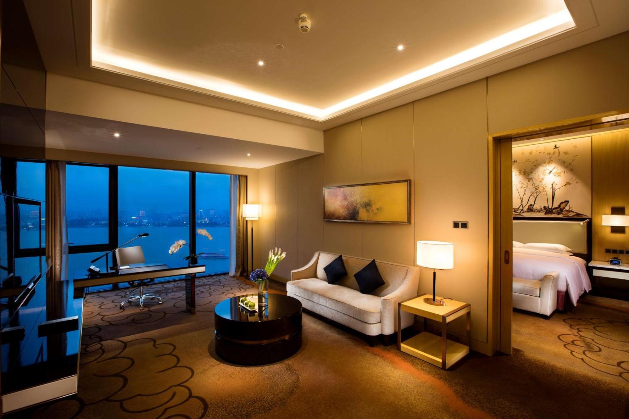 Hilton Wuhan Yangtze Riverside Exterior foto