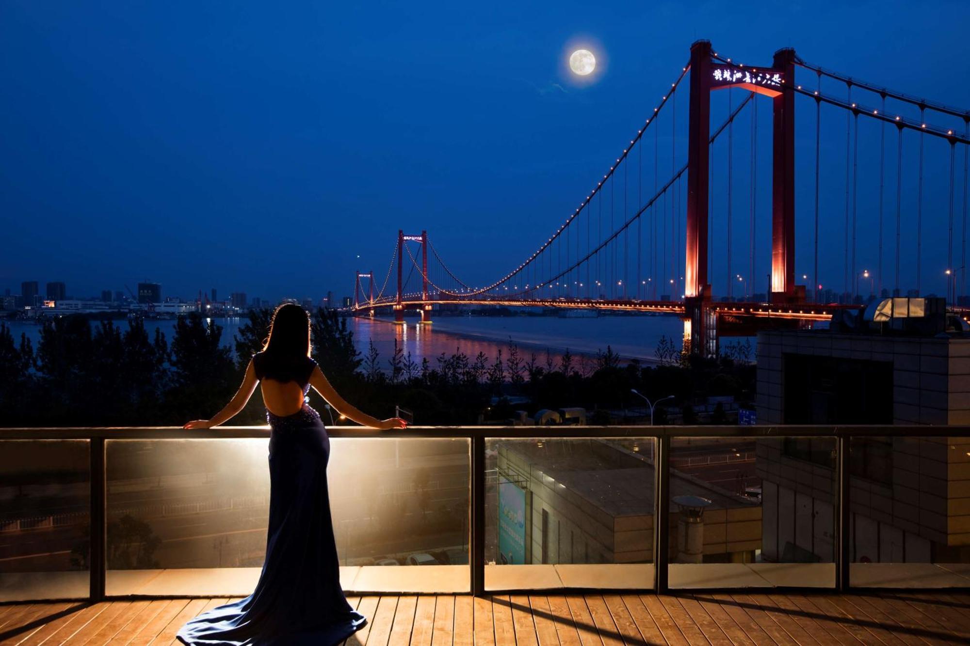Hilton Wuhan Yangtze Riverside Exterior foto