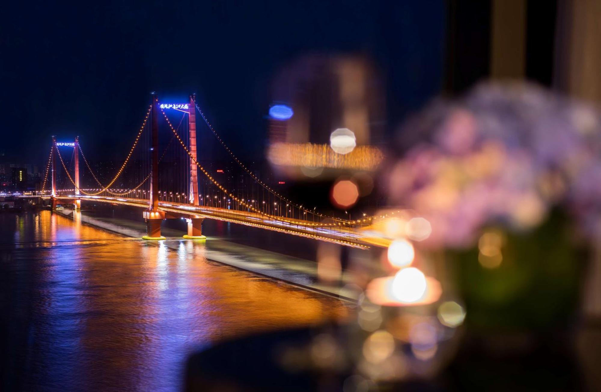 Hilton Wuhan Yangtze Riverside Exterior foto