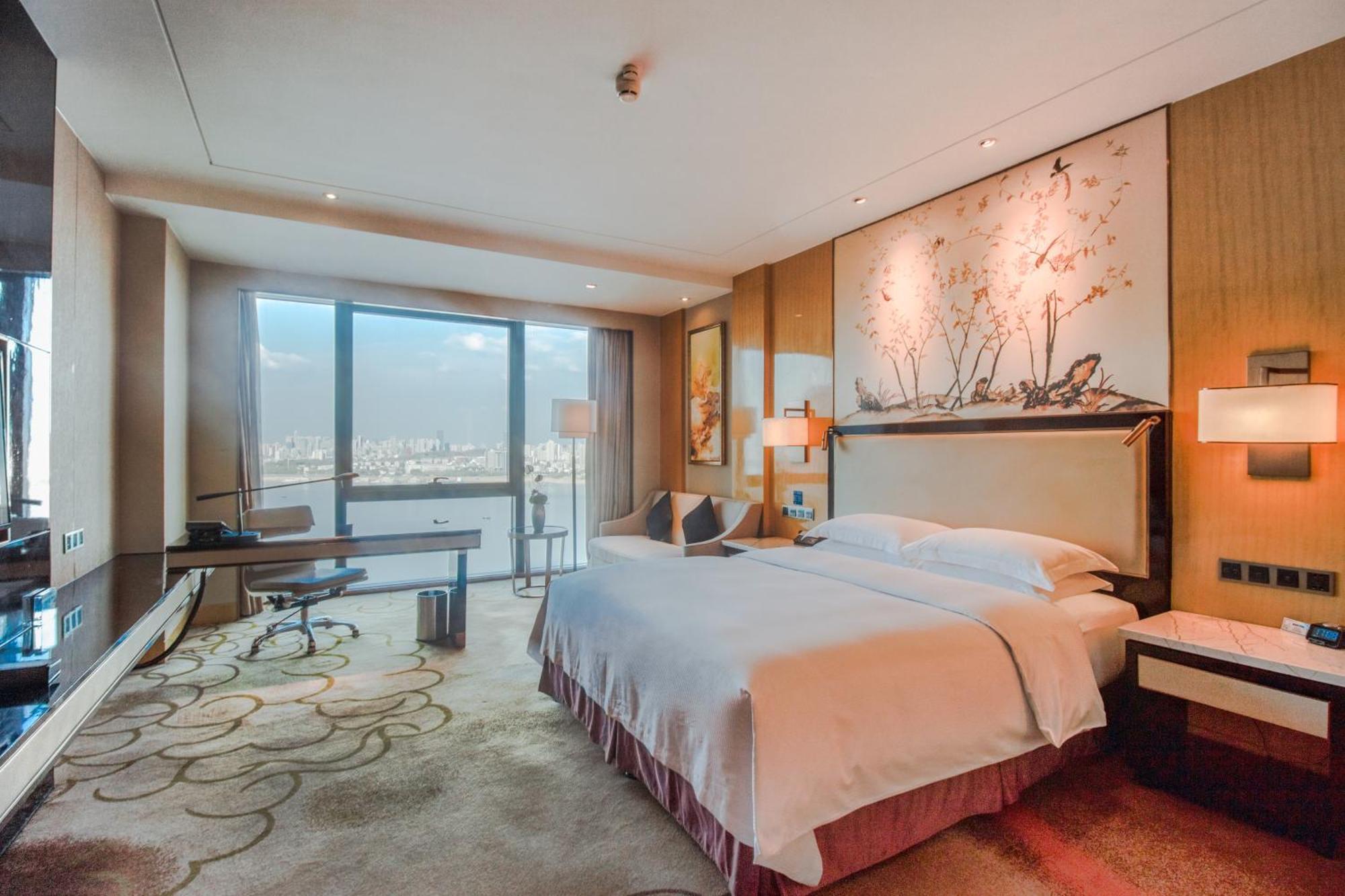 Hilton Wuhan Yangtze Riverside Exterior foto