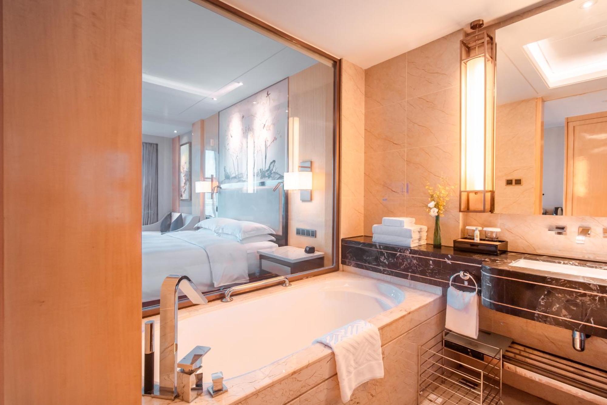 Hilton Wuhan Yangtze Riverside Exterior foto