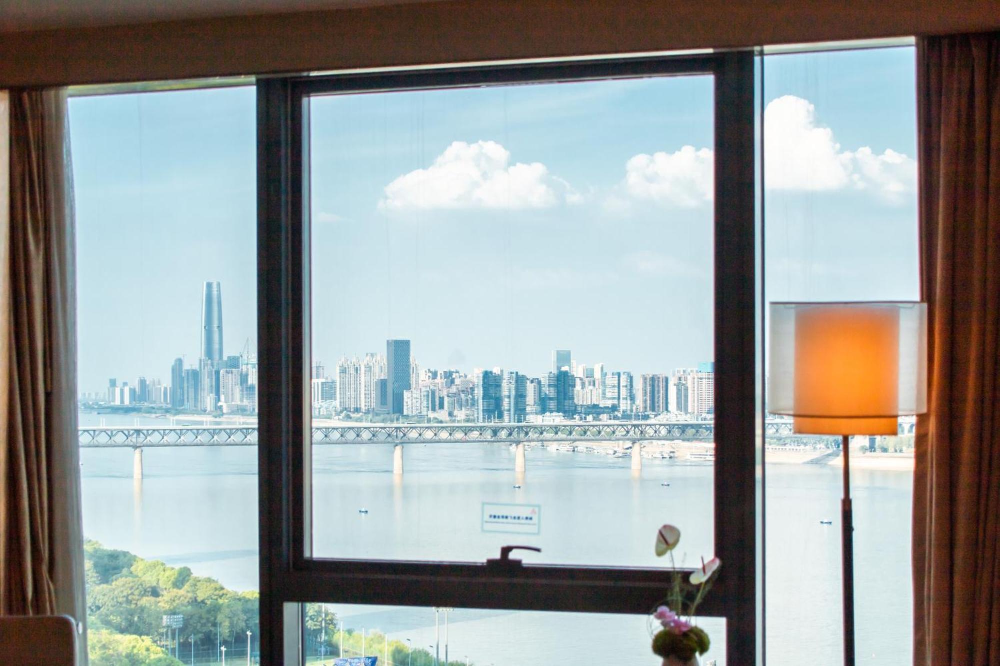 Hilton Wuhan Yangtze Riverside Exterior foto