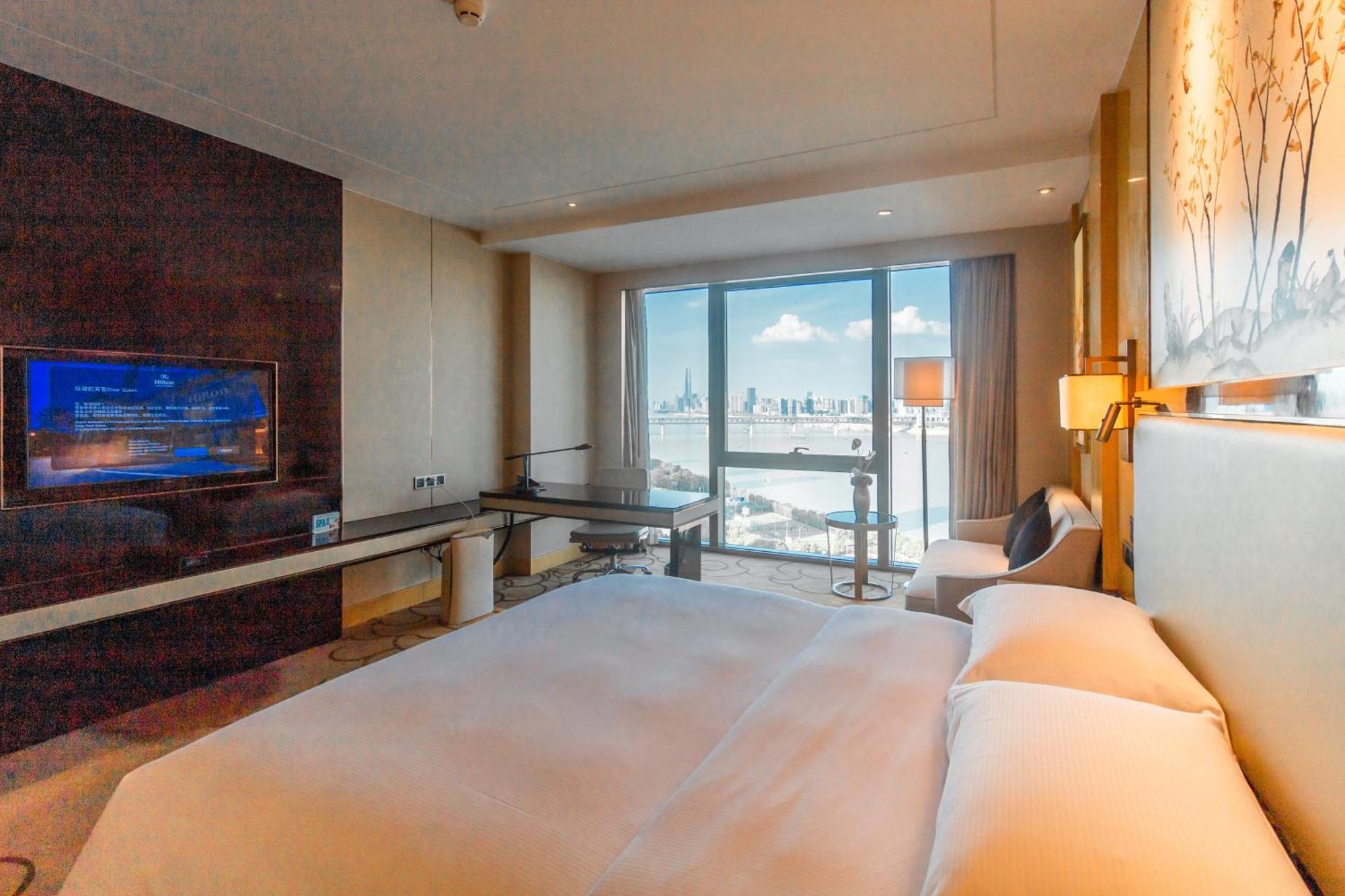 Hilton Wuhan Yangtze Riverside Exterior foto