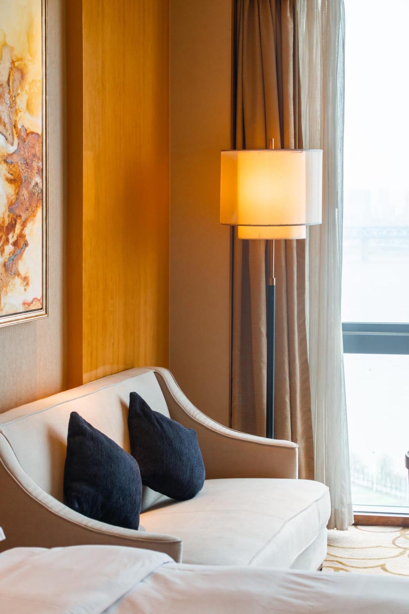 Hilton Wuhan Yangtze Riverside Exterior foto